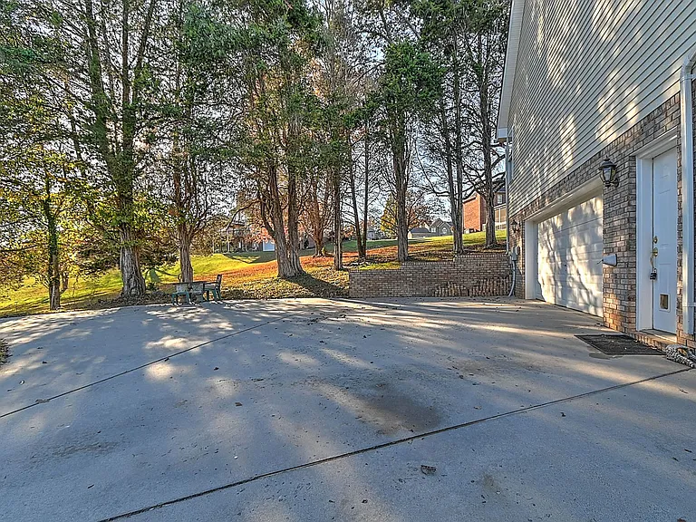 168 Old Mill Ct — Photo 35