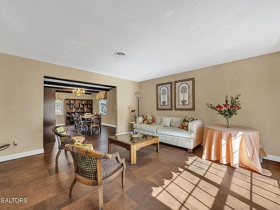 5th image of 1527 W Woodshire Dr