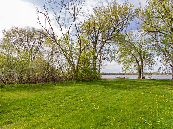 28406 W Park Ave, Wauconda, IL 60084