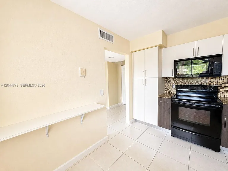 405 Lakeview Dr #202 — Photo 4
