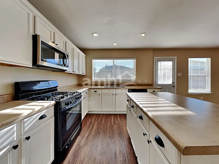 421 Hackberry Dr — Photo 3