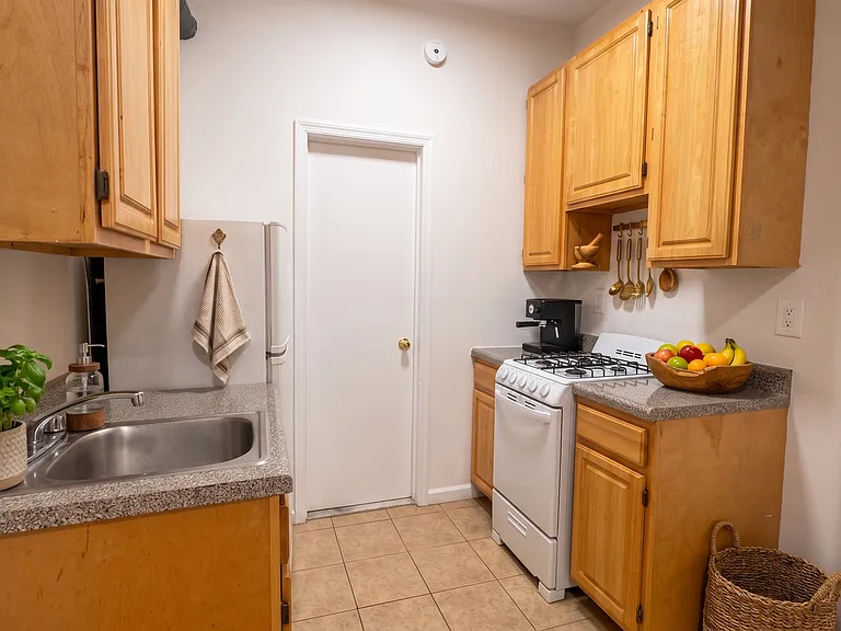 308 E 6th St #4 — Photo 2