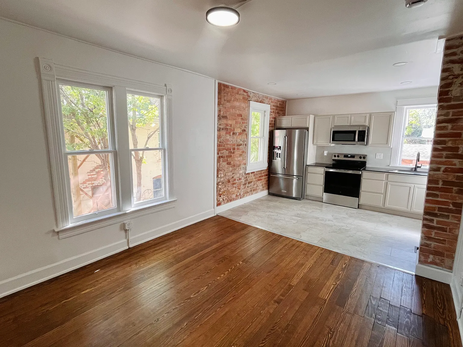 2 bed, 700 sqft, $2,995 — Photo 3