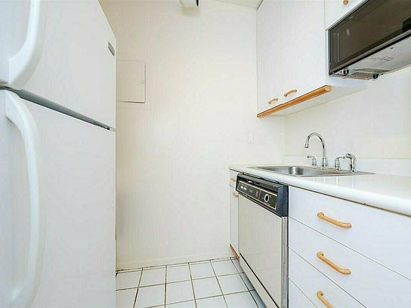 4th image of 350 W 50th St #5R1