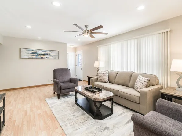 12 E Berkley Ln #Id1285065p, Hoffman Estates, IL 60169