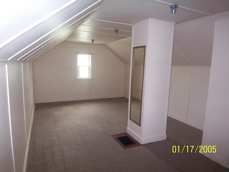 90 Redfern Dr — Photo 7