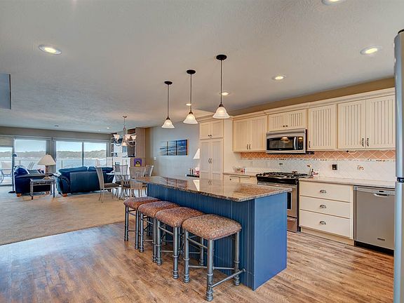 3rd image of 249 Lakeshore Dr #4
