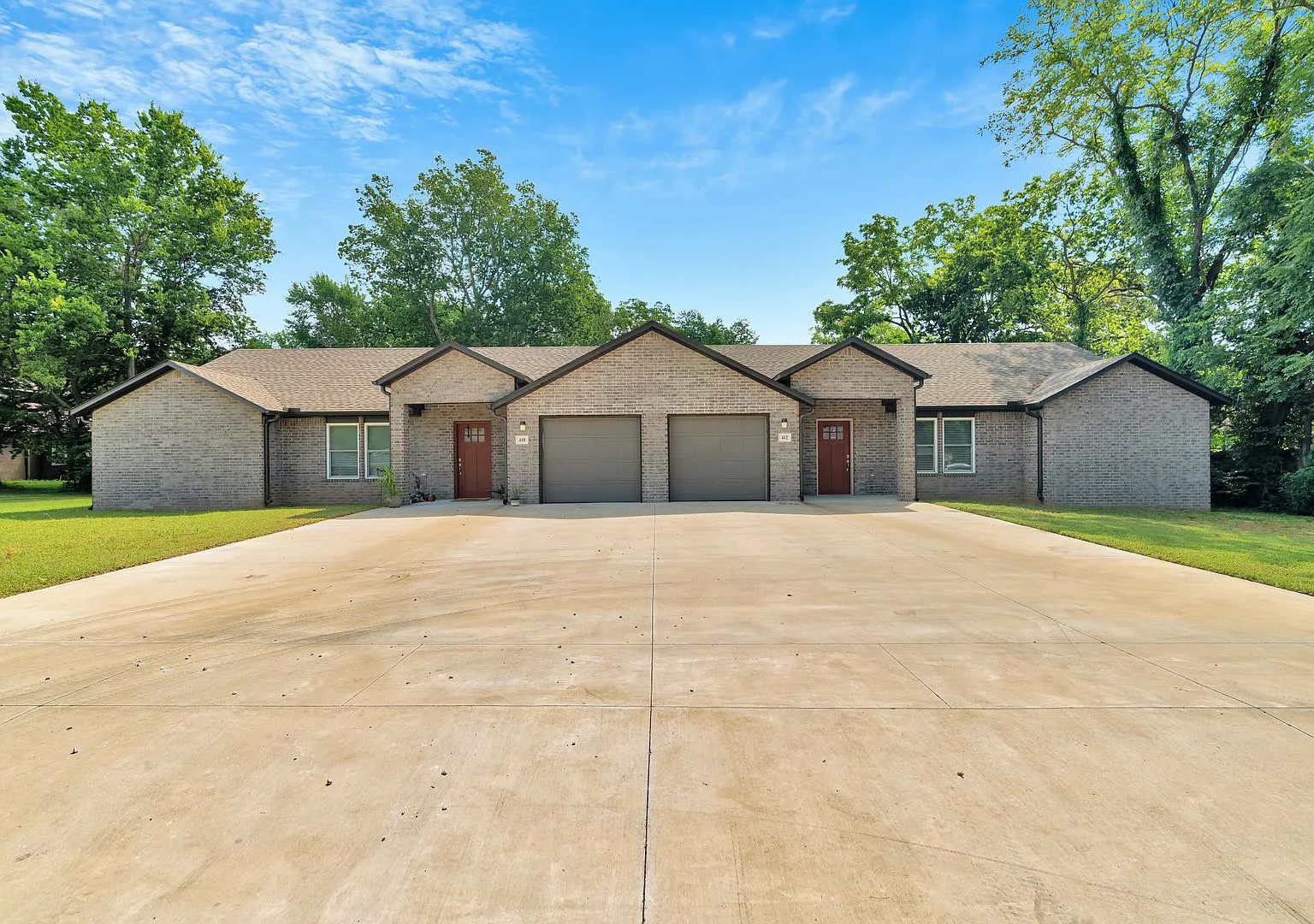 Like New 3-bedroom 2.5 bath Duplex in Gentry!! — Photo 3