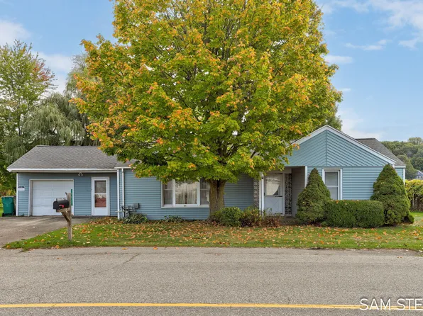 495 Round Lake Dr, Caledonia, MI 49316