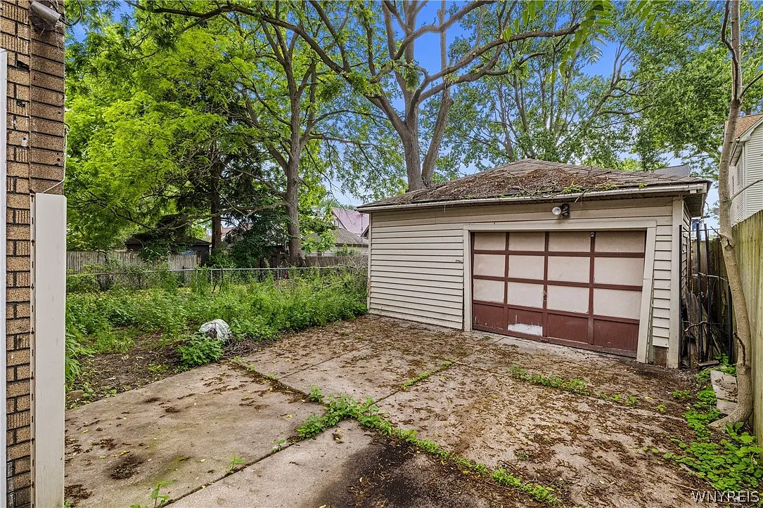 3 bed, 1.0 bath, 2544 sqft, $1,350 — Photo 4