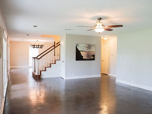 4th image of 109 Twin Pines Ln
