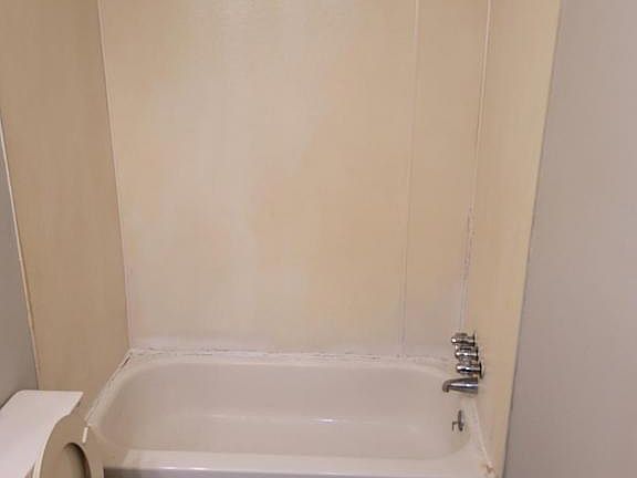 5th image of 952 Villa Dr APT 3