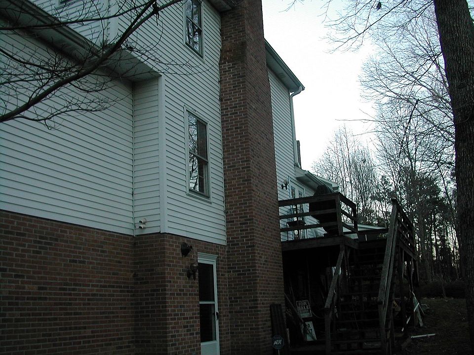 Private Backyard w deck & patio