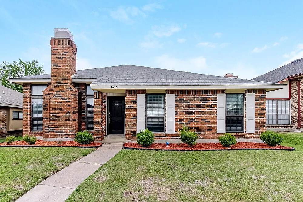 3 bed, 2.0 bath, 1702 sqft, $2,045 — Photo 1