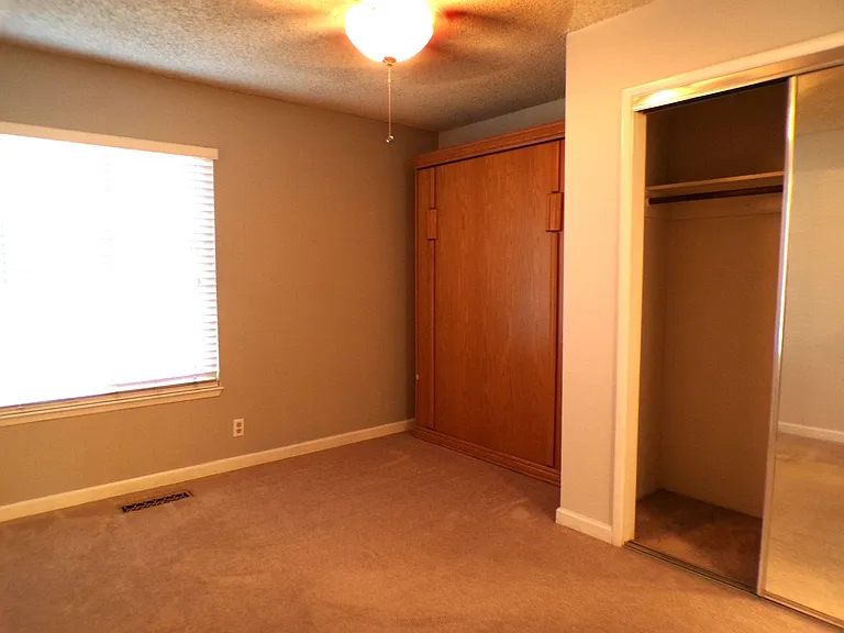 1600 Fairington Ln — Photo 10