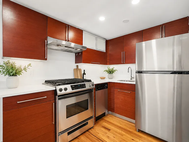 184 Thompson St #5V — Photo 4