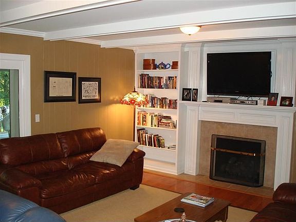 3rd image of 2200 Lakeside Dr