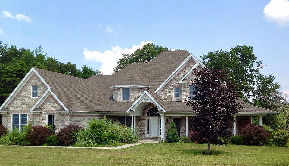 2nd image of 909 E Ridge Ct