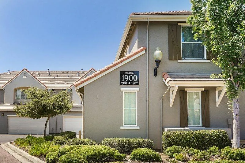 1906 Esplanade Cir photo 1