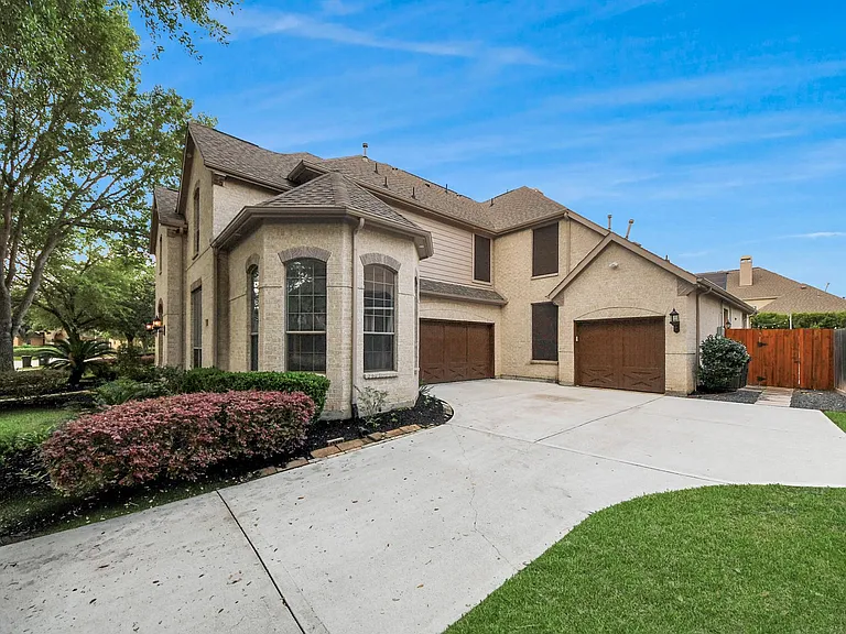 1807 Ravenel Ln — Photo 3