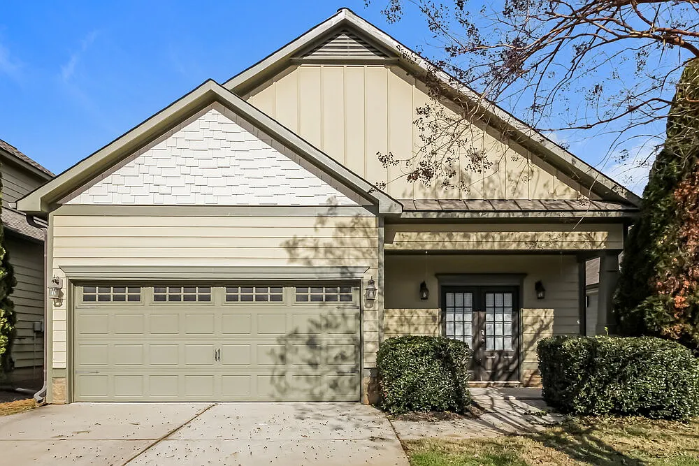 3 bed, 2.5 bath, 2303 sqft, $2,605 — Photo 1