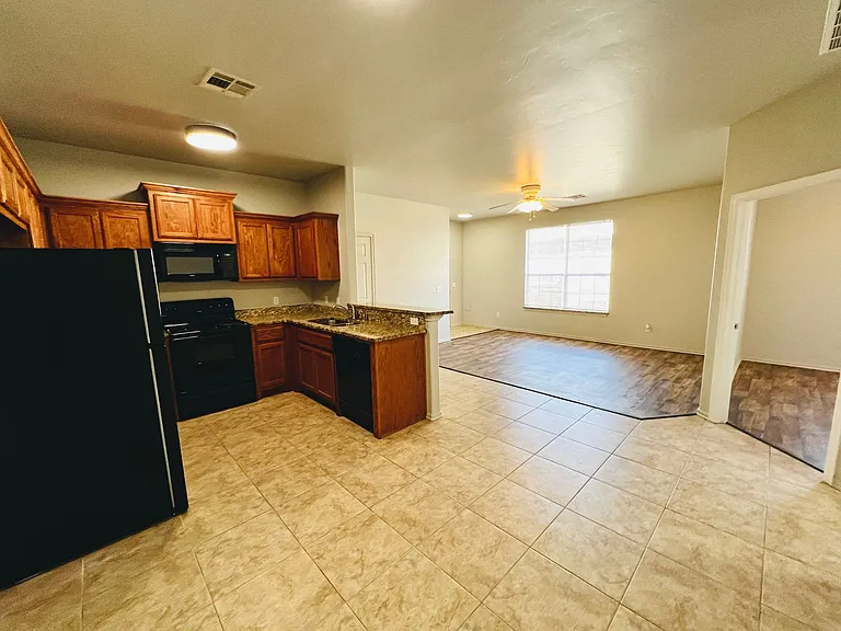 604 Rosemoor Ct — Photo 5
