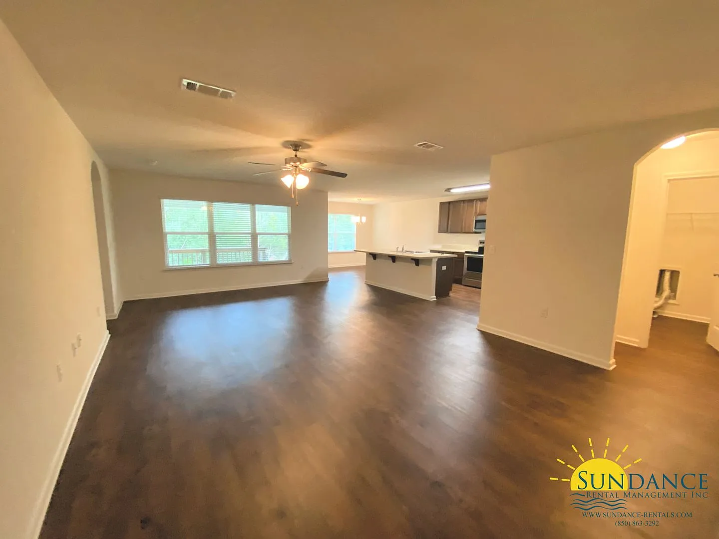 Exquisite 4 Bedroom Home in Crestview! — Photo 2
