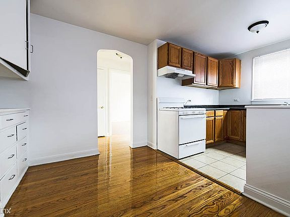 8255 S Maryland Ave Apartments Chicago Dining Room_03