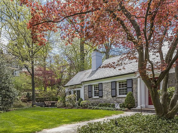 Side Angle-Front of House.JPG