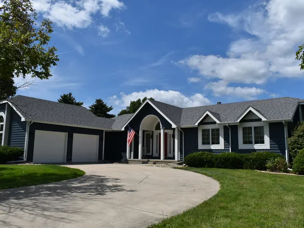 585 Fairway Dr, El Paso, IL 61738