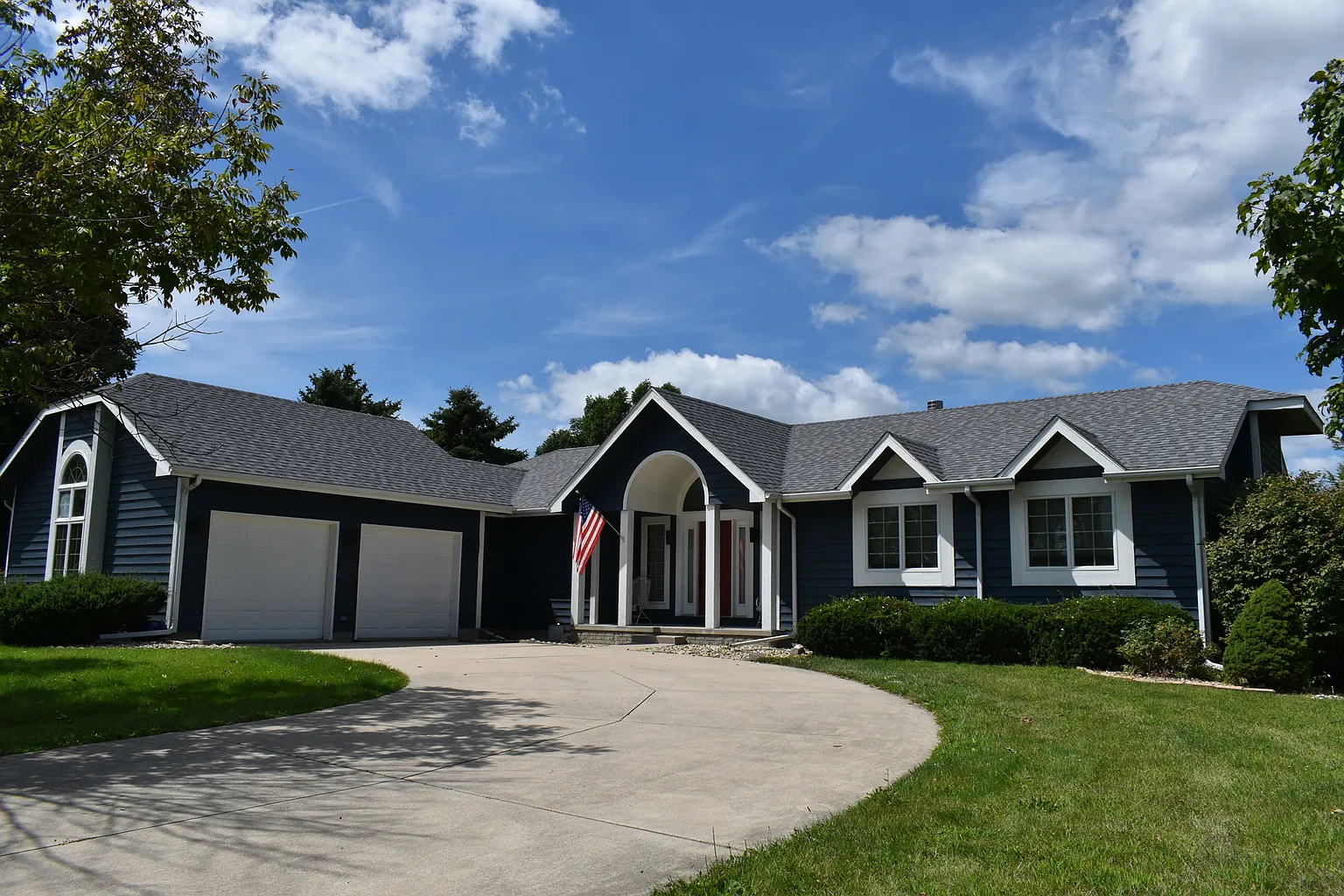 585 Fairway Dr photo 1