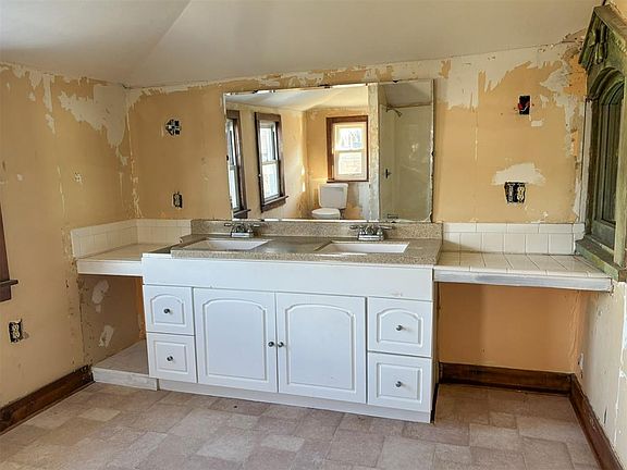 2nd image of 817 7th St