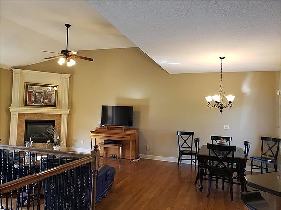 5th image of 802 NE Lone Hill Dr