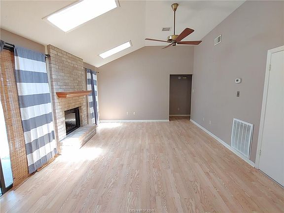 3rd image of 3205 Dallis Dr