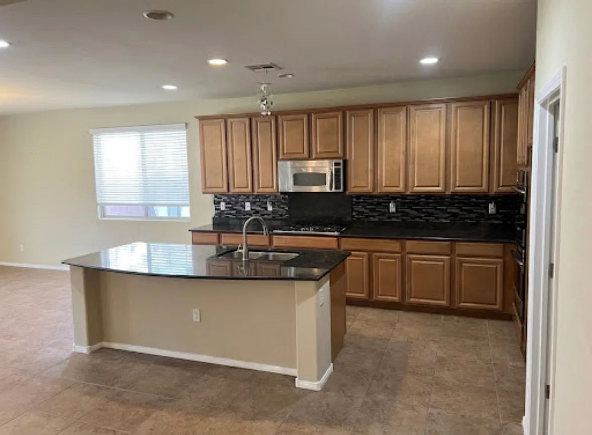 4 bed, 2535 sqft, $2,795 — Photo 4