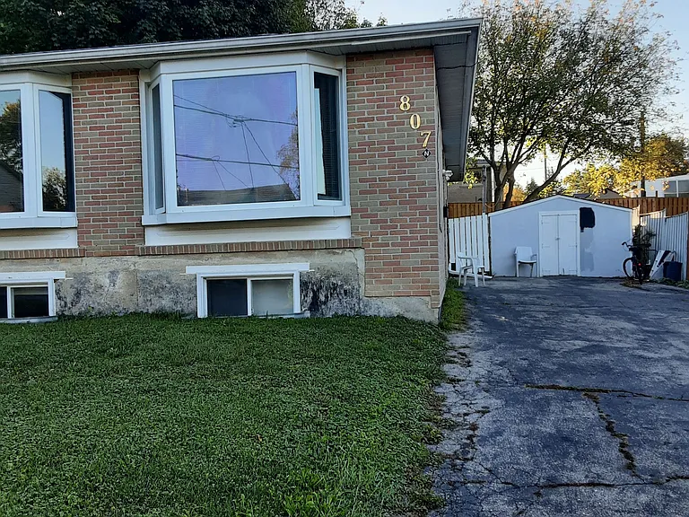 807 Greenfield Cres #UPPER — Photo 1