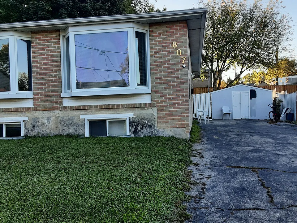 807 Greenfield Cres #UPPER