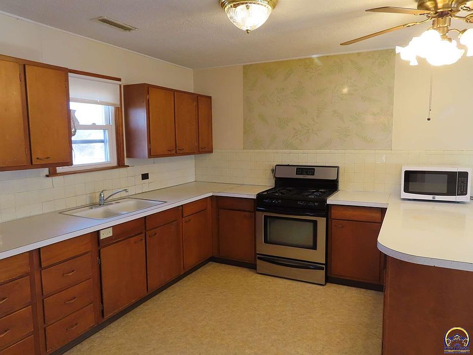 426 Pine St, Strong City, KS 66869 Zillow