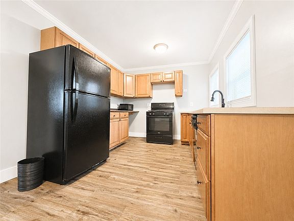 5th image of 5 Montgomery St
