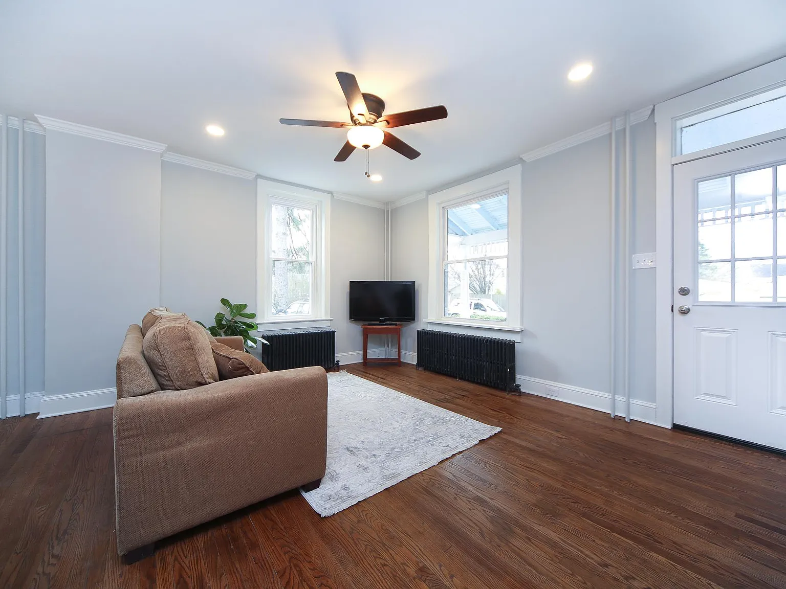 3 bed, 1.5 bath, 1112 sqft, $2,300 — Photo 4