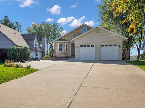 2nd image of 674 Candlewick Dr NE