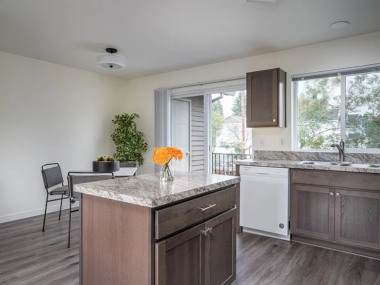 102 NE 43rd Ave #D — Photo 3