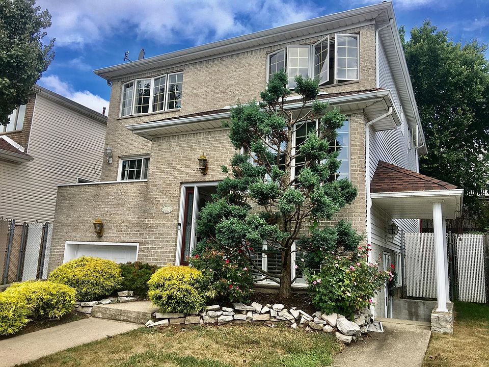 1 bedroom apartment entrance on side