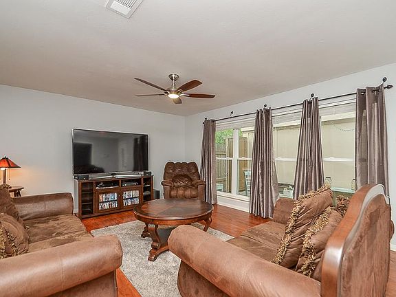5th image of 1121 Robert St