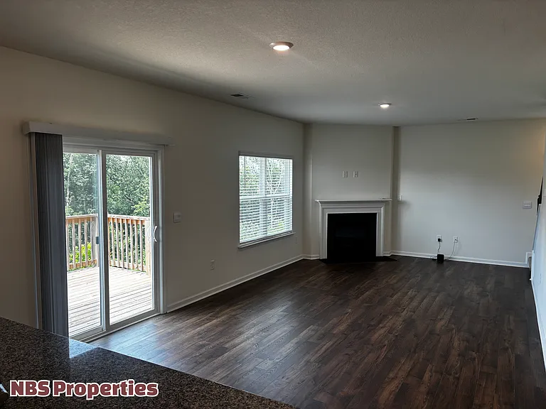 935 Utopia Ln — Photo 5