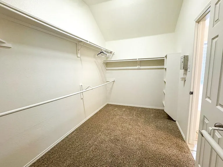 6416 Meadowcrest Ln — Photo 23