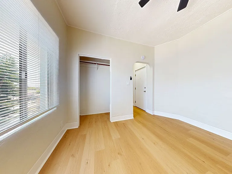 5452 Bancroft Ave — Photo 4