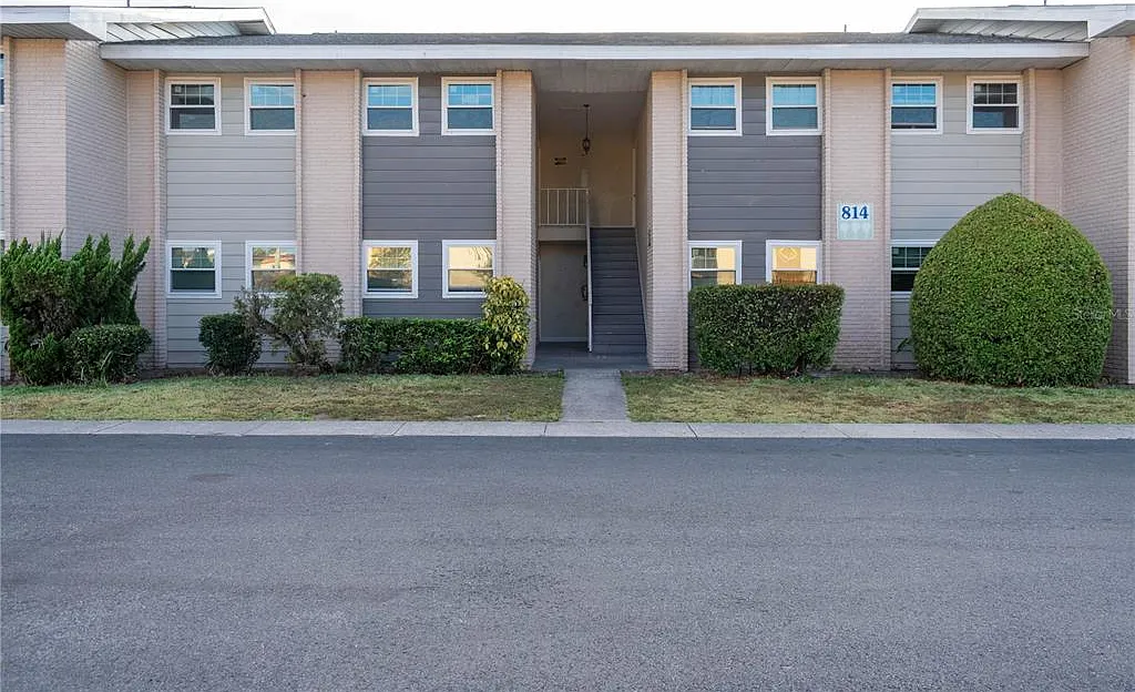 3 bed, 2.0 bath, 889 sqft, $1,800 — Photo 1