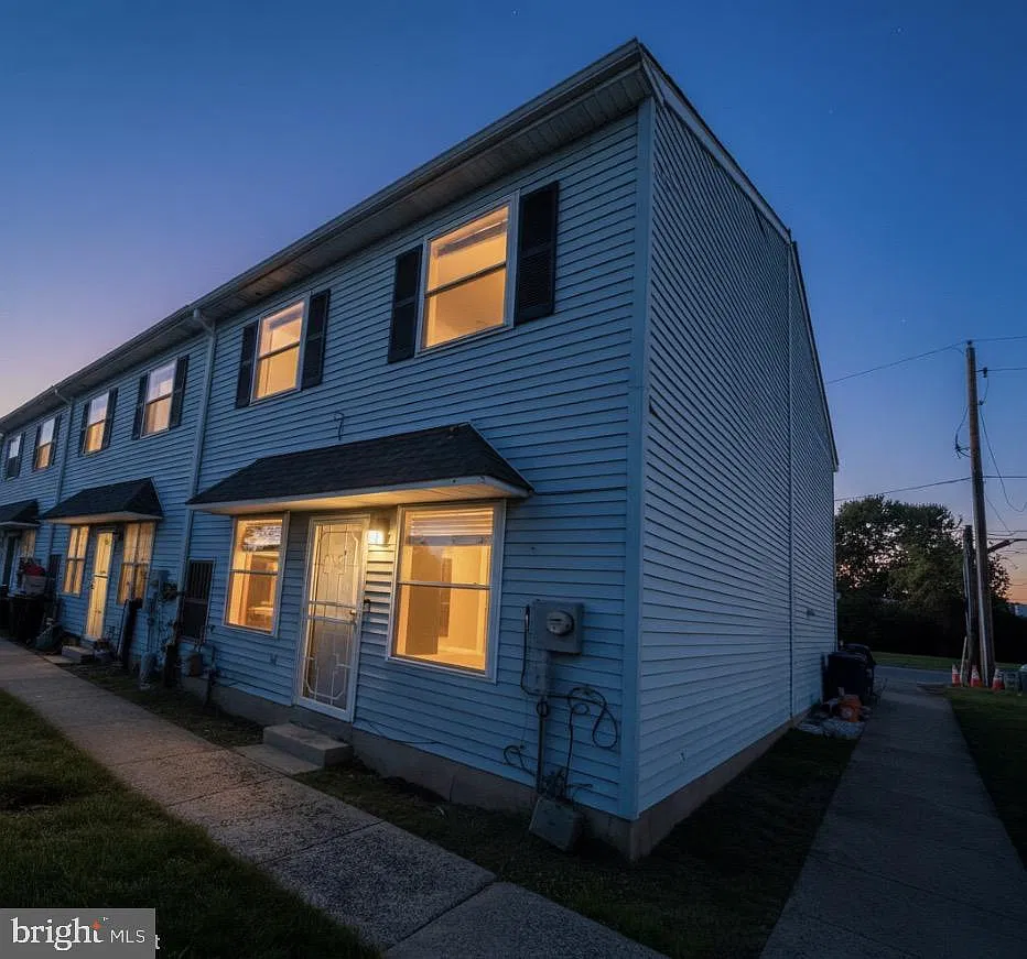 2 bed, 1.0 bath, 925 sqft, $1,900 — Photo 1