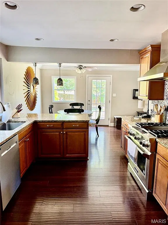 3 bed, 3.5 bath, 2365 sqft, $3,500 — Photo 2